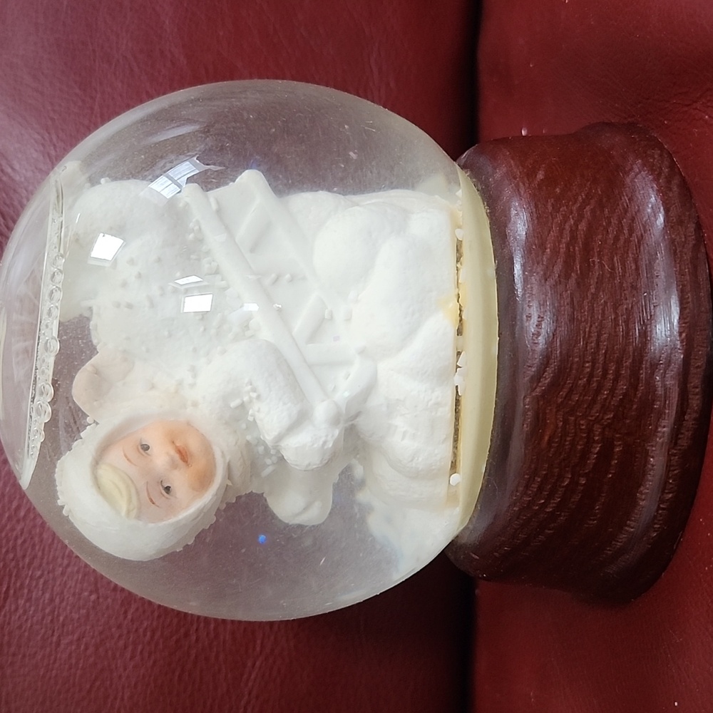 Mann Snow Globe with Baby Figurine - Picture 5 of 7
